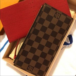 💯 % Authentic Louis Vuilton Zip Wallet.